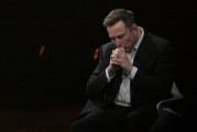 微山特斯拉股价收涨超3%：特朗普无意沟通，马斯克父亲劝儿子低头