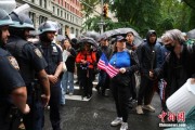 微山美国多地举行“没有国王”抗议活动
